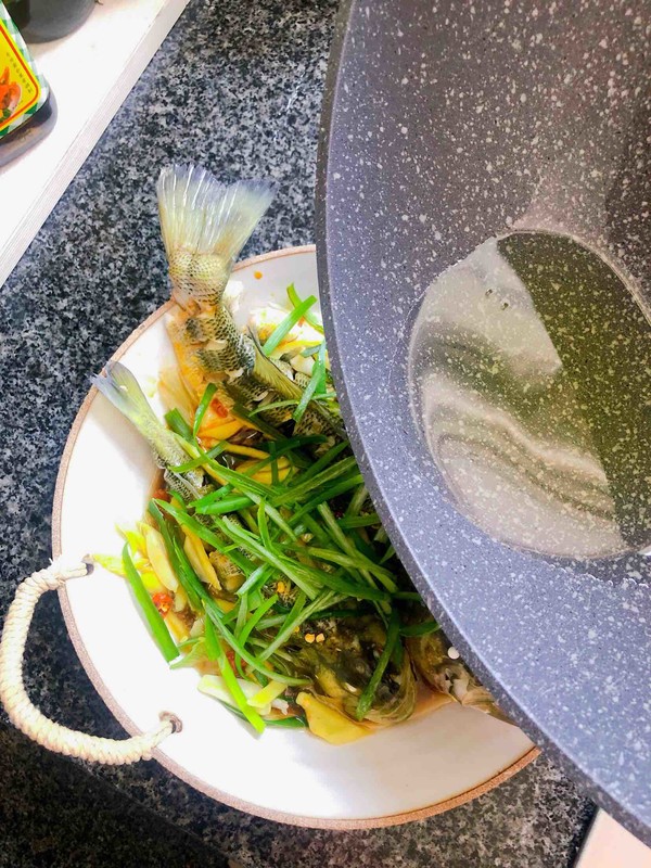 豉油蒸鱸魚的做法-醬香味蒸菜譜-易網(wǎng)健康養(yǎng)生網(wǎng) 豉油蒸鱸魚的做法-醬香味蒸菜譜