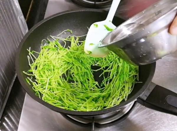 翡翠豆苗炒雞蛋的做法-家常味炒菜譜-易網(wǎng)健康養(yǎng)生網(wǎng) 翡翠豆苗炒雞蛋的做法-家常味炒菜譜