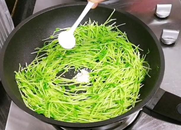 翡翠豆苗炒雞蛋的做法-家常味炒菜譜-易網(wǎng)健康養(yǎng)生網(wǎng) 翡翠豆苗炒雞蛋的做法-家常味炒菜譜