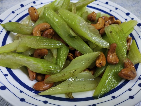 西芹腰果的做法-咸鮮味炒菜譜-易網健康養生網 西芹腰果的做法-咸鮮味炒菜譜