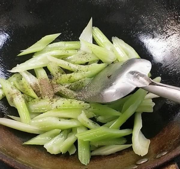 西芹腰果的做法-咸鮮味炒菜譜-易網健康養生網 西芹腰果的做法-咸鮮味炒菜譜