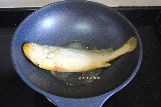 山黃皮燜黃花魚的做法-家常味燜菜譜-易網健康養生網 山黃皮燜黃花魚的做法-家常味燜菜譜