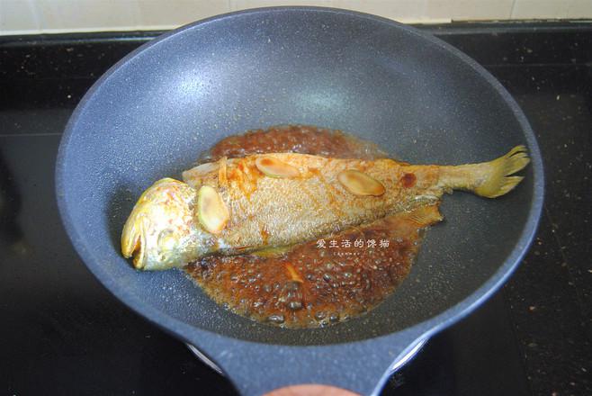 山黃皮燜黃花魚的做法-家常味燜菜譜-易網健康養生網 山黃皮燜黃花魚的做法-家常味燜菜譜