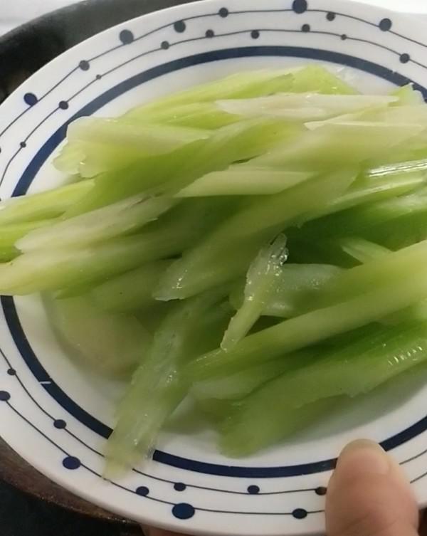 西芹腰果的做法-咸鮮味炒菜譜-易網健康養生網 西芹腰果的做法-咸鮮味炒菜譜