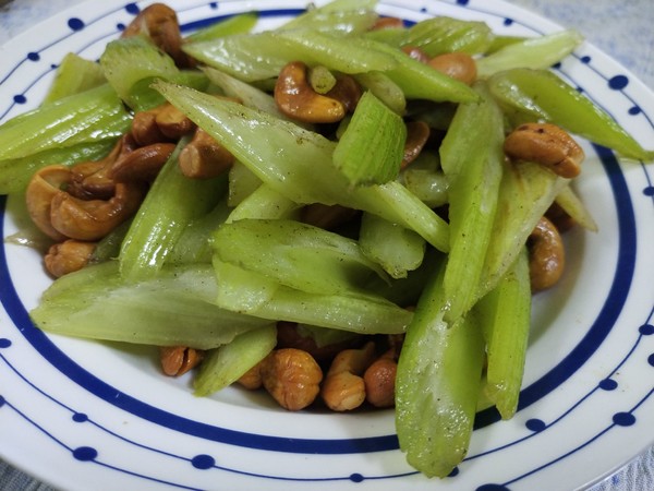 西芹腰果的做法-咸鮮味炒菜譜-易網健康養生網 西芹腰果的做法-咸鮮味炒菜譜