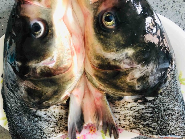 拿的出手的宴客菜,剁椒魚頭,超下飯零失敗的做法-咸鮮味蒸菜譜-易網<a href=http://www.xllyou.com/ target=_blank class=infotextkey>健康養生</a>網 拿的出手的宴客菜,剁椒魚頭,超下飯零失敗的做法-咸鮮味蒸菜譜