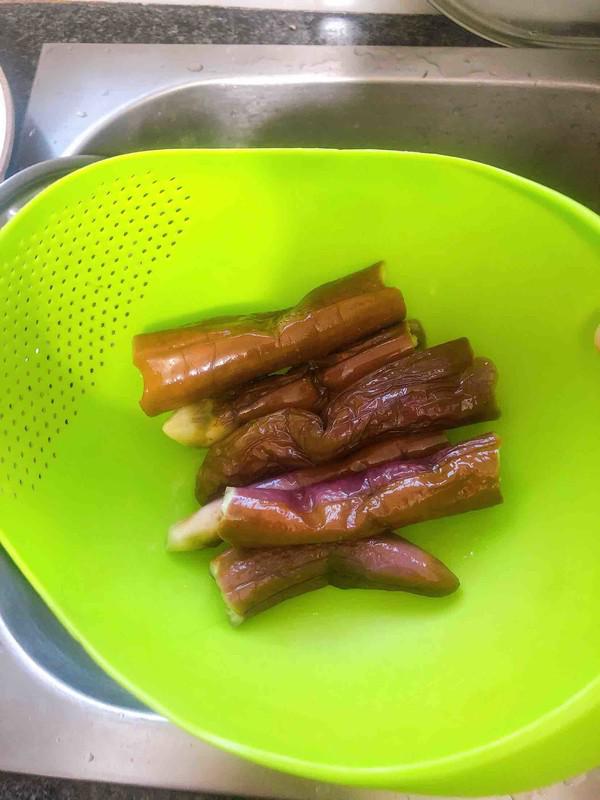 手撕茄子的做法-醬香味拌菜譜