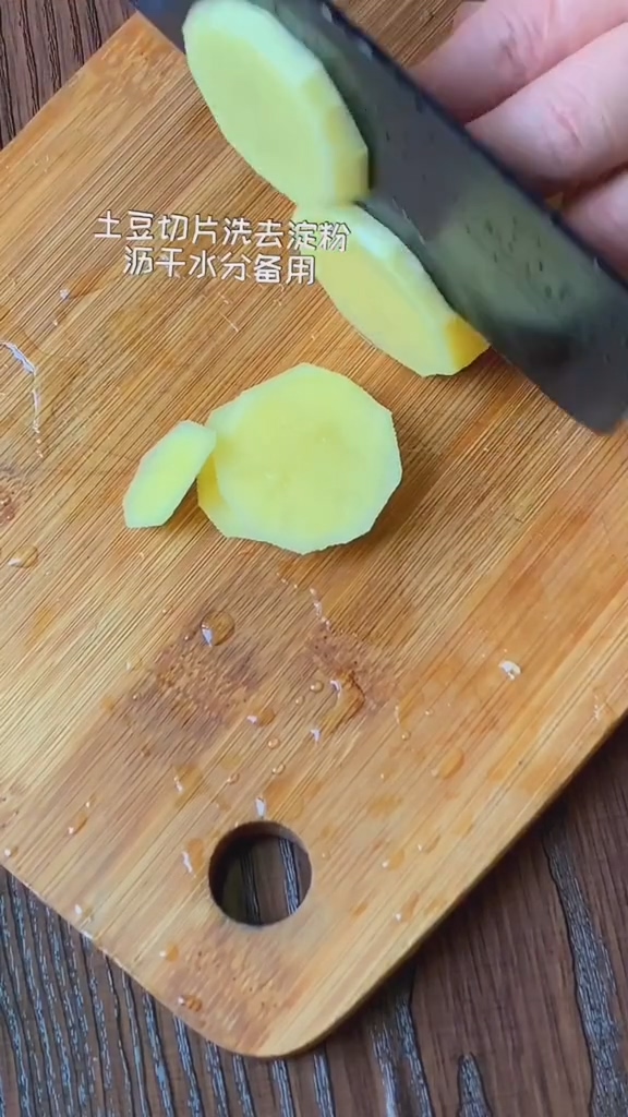 干鍋土豆片的做法-咸鮮味炒菜譜-易網(wǎng)<a href=http://www.xllyou.com/ target=_blank class=infotextkey>健康養(yǎng)生</a>網(wǎng) 干鍋土豆片的做法-咸鮮味炒菜譜