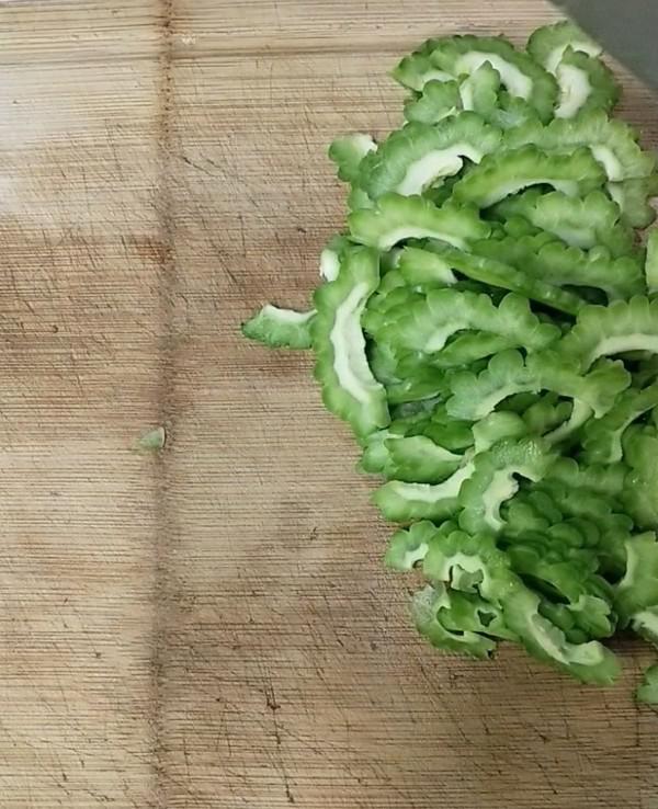 苦瓜炒肉的做法-咸鮮味炒菜譜-易網(wǎng)健康養(yǎng)生網(wǎng) 苦瓜炒肉的做法-咸鮮味炒菜譜