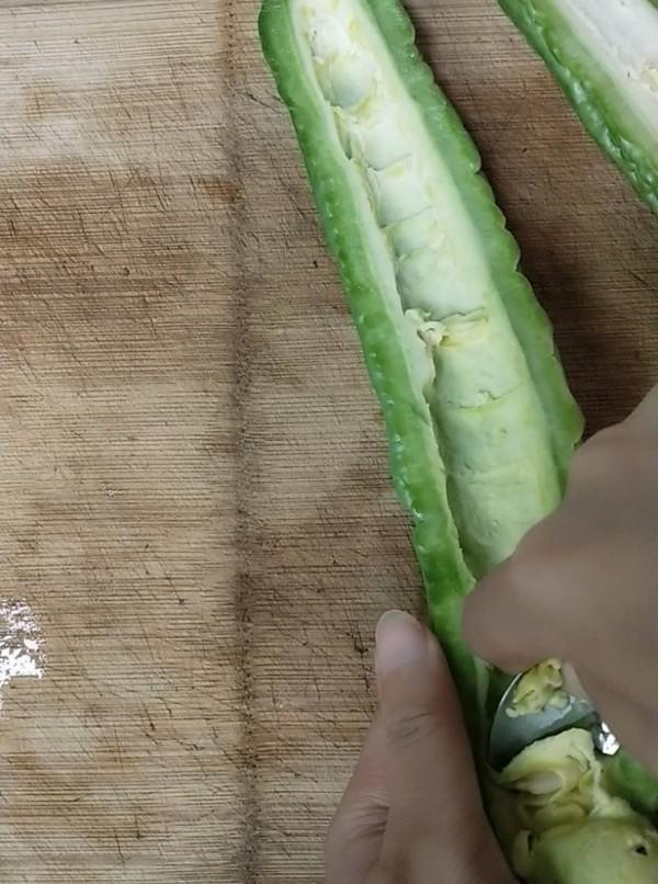 苦瓜炒肉的做法-咸鮮味炒菜譜-易網(wǎng)<a href=http://www.xllyou.com/ target=_blank class=infotextkey>健康養(yǎng)生</a>網(wǎng) 苦瓜炒肉的做法-咸鮮味炒菜譜