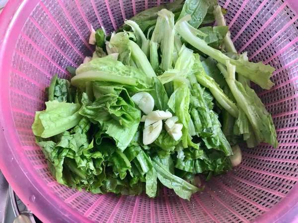 清炒生菜的做法-家常味炒菜譜-易網(wǎng)<a href=http://www.xllyou.com/ target=_blank class=infotextkey>健康養(yǎng)生</a>網(wǎng) 清炒生菜的做法-家常味炒菜譜