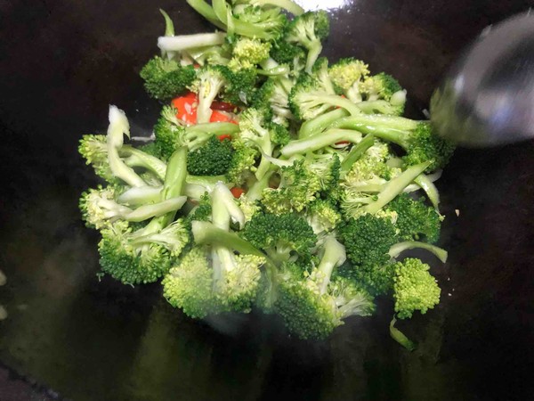 清炒西蘭花的做法-家常味炒菜譜-易網健康養生網 清炒西蘭花的做法-家常味炒菜譜