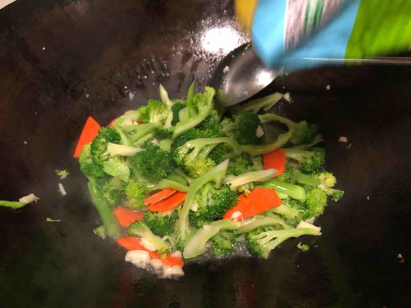 清炒西蘭花的做法-家常味炒菜譜-易網健康養生網 清炒西蘭花的做法-家常味炒菜譜