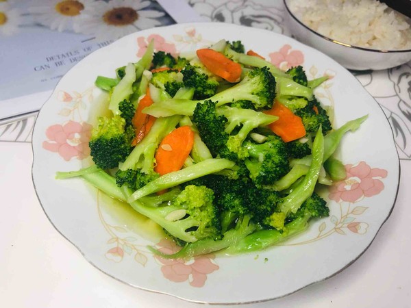 清炒西蘭花的做法-家常味炒菜譜-易網健康養生網 清炒西蘭花的做法-家常味炒菜譜