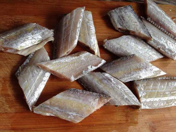 酒香燜帶魚的做法-家常味燜菜譜-易網<a href=http://www.xllyou.com/ target=_blank class=infotextkey>健康養生</a>網 酒香燜帶魚的做法-家常味燜菜譜