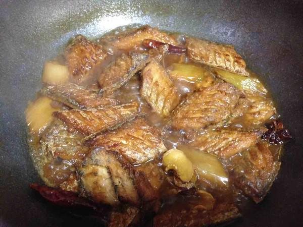 酒香燜帶魚的做法-家常味燜菜譜-易網健康養生網 酒香燜帶魚的做法-家常味燜菜譜