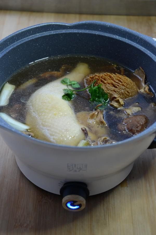 菌菇燉雞湯的做法-家常味燉菜譜-易網健康養生網 菌菇燉雞湯的做法-家常味燉菜譜