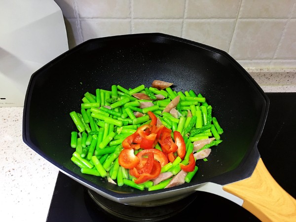 蘆筍香腸的做法-家常味炒菜譜