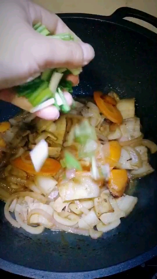 洋蔥炒肉片的做法-家常味炒菜譜-易網健康養生網 洋蔥炒肉片的做法-家常味炒菜譜