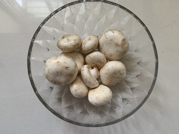 黑椒煎蘑菇的做法-咸鮮味煎菜譜-易網<a href=http://www.xllyou.com/ target=_blank class=infotextkey>健康養生</a>網 黑椒煎蘑菇的做法-咸鮮味煎菜譜