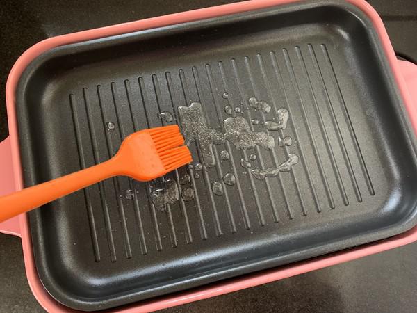 黑椒煎蘑菇的做法-咸鮮味煎菜譜-易網健康養生網 黑椒煎蘑菇的做法-咸鮮味煎菜譜