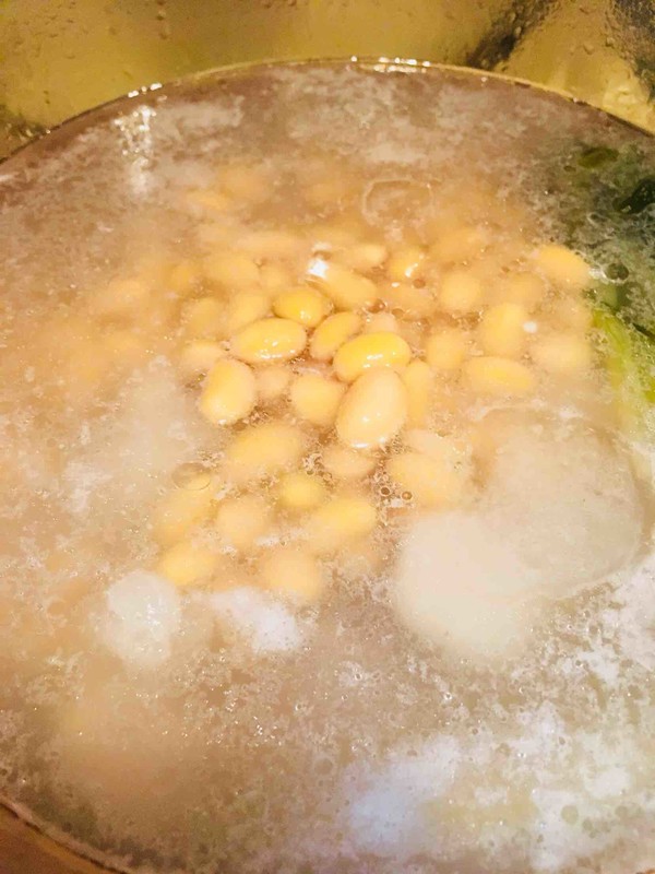 黃豆燉豬腳湯的做法-家常味燉菜譜-易網(wǎng)健康養(yǎng)生網(wǎng) 黃豆燉豬腳湯的做法-家常味燉菜譜