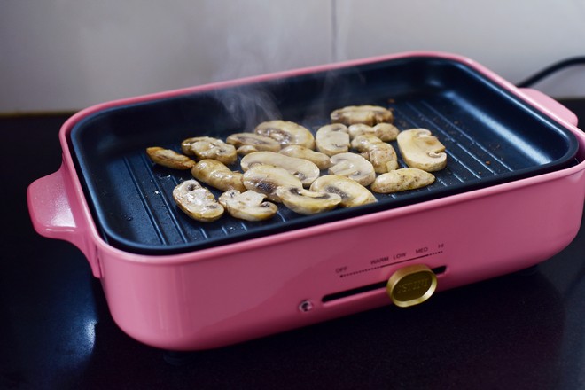 黑椒煎蘑菇的做法-咸鮮味煎菜譜-易網健康養生網 黑椒煎蘑菇的做法-咸鮮味煎菜譜