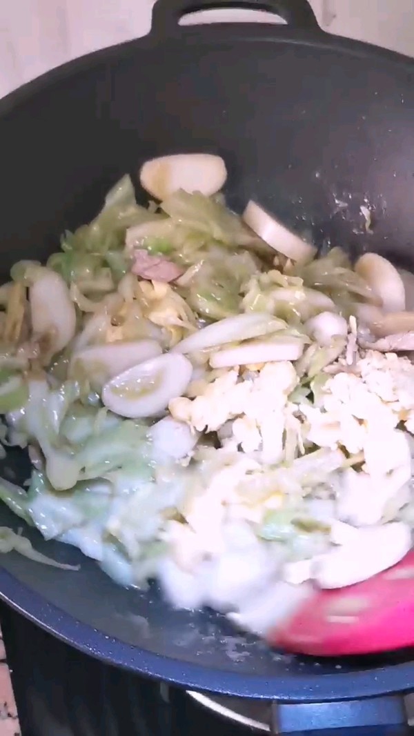 卷心菜炒年糕的做法-家常味炒菜譜-易網健康養生網 卷心菜炒年糕的做法-家常味炒菜譜