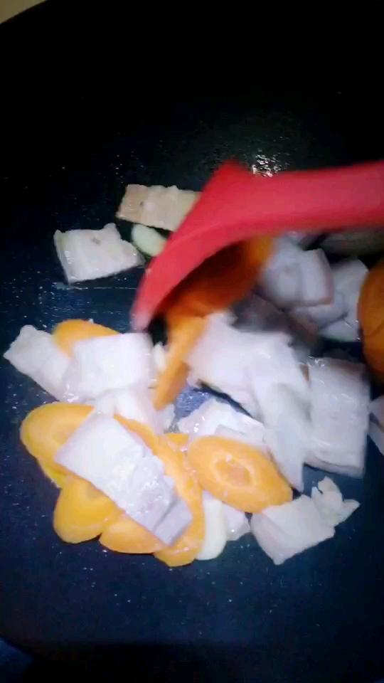 洋蔥炒肉片的做法-家常味炒菜譜-易網健康養生網 洋蔥炒肉片的做法-家常味炒菜譜