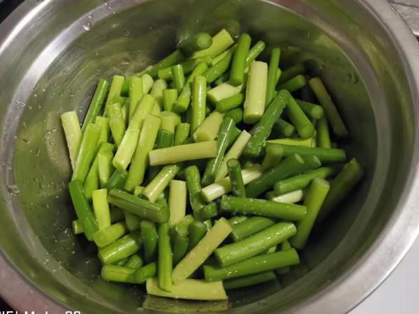 孜然蒜苔炒鴨腎的做法-家常味炒菜譜-易網<a href=http://www.xllyou.com/ target=_blank class=infotextkey>健康養生</a>網 孜然蒜苔炒鴨腎的做法-家常味炒菜譜