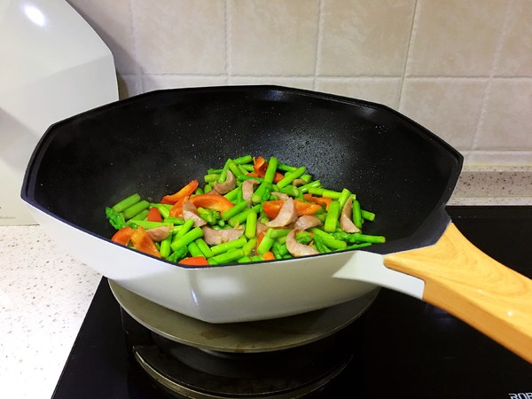 蘆筍香腸的做法-家常味炒菜譜