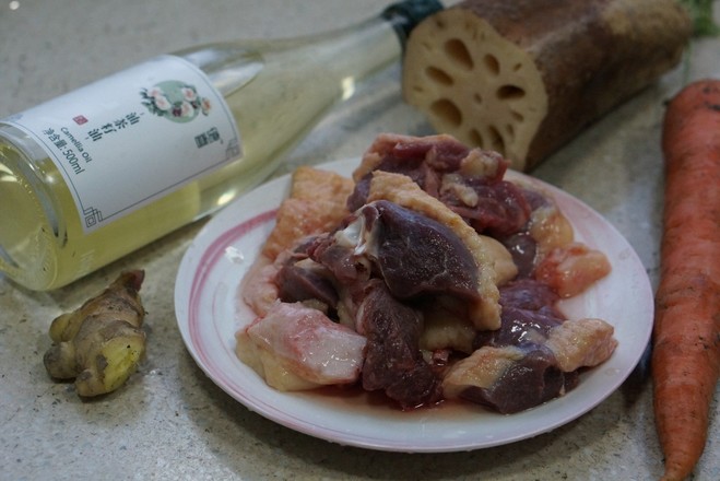 茶油蓮藕鴨湯的做法-家常味燉菜譜-易網(wǎng)<a href=http://www.xllyou.com/ target=_blank class=infotextkey>健康養(yǎng)生</a>網(wǎng) 茶油蓮藕鴨湯的做法-家常味燉菜譜