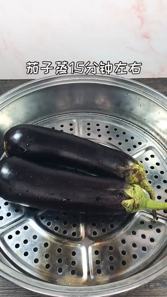 蒜泥蒸茄子的做法-家常味蒸菜譜-易網(wǎng)<a href=http://www.xllyou.com/ target=_blank class=infotextkey>健康養(yǎng)生</a>網(wǎng) 蒜泥蒸茄子的做法-家常味蒸菜譜