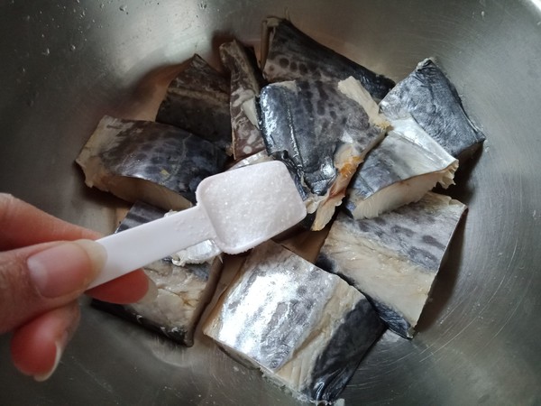 家常燉鲅魚的做法-家常味燉菜譜-易網<a href=http://www.xllyou.com/ target=_blank class=infotextkey>健康養生</a>網 家常燉鲅魚的做法-家常味燉菜譜