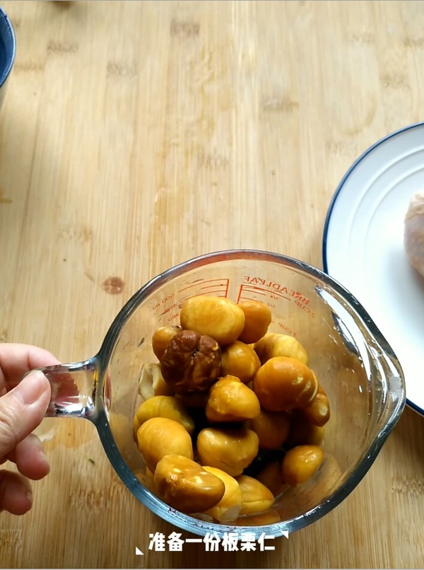 板栗燒雞腿的做法-家常味燒菜譜-易網(wǎng)<a href=http://www.xllyou.com/ target=_blank class=infotextkey>健康養(yǎng)生</a>網(wǎng) 板栗燒雞腿的做法-家常味燒菜譜