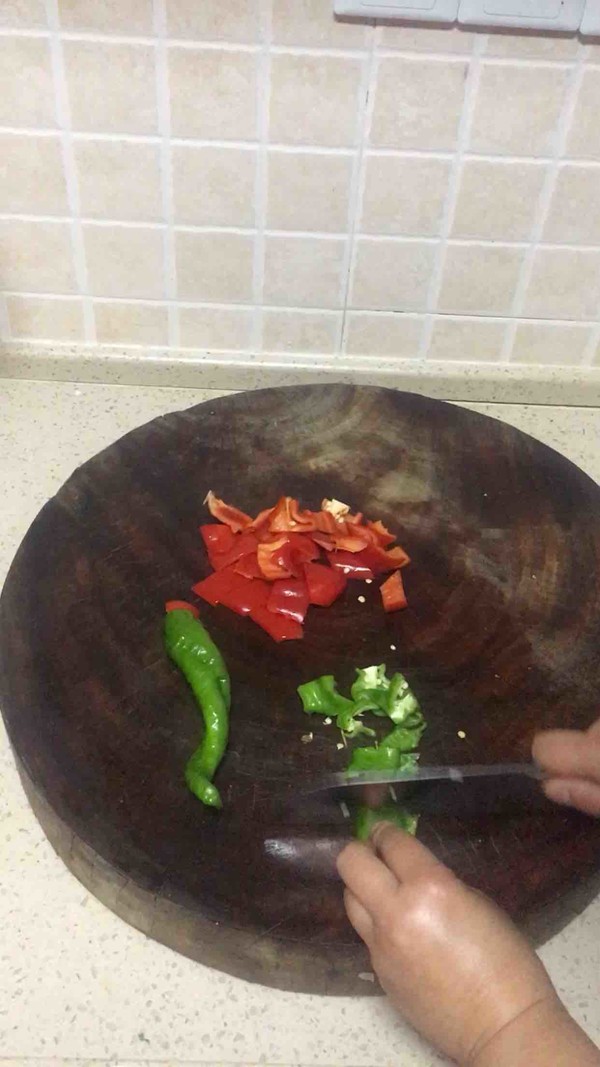 油茶籽油炒雞的做法-香辣味炒菜譜-易網(wǎng)健康養(yǎng)生網(wǎng) 油茶籽油炒雞的做法-香辣味炒菜譜