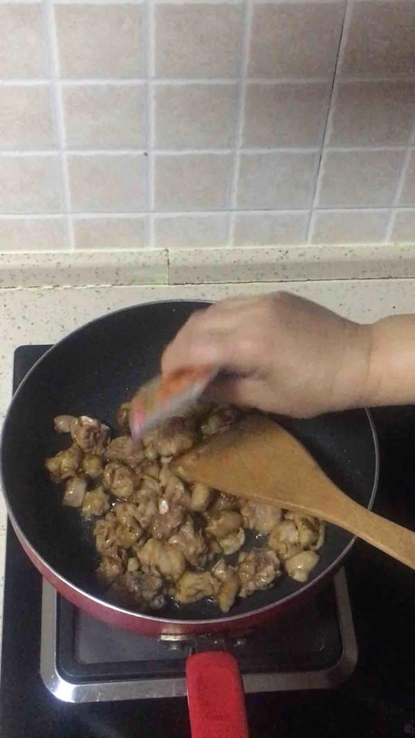 油茶籽油炒雞的做法-香辣味炒菜譜-易網(wǎng)健康養(yǎng)生網(wǎng) 油茶籽油炒雞的做法-香辣味炒菜譜