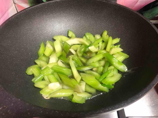 素炒芹菜的做法-家常味炒菜譜-易網(wǎng)健康養(yǎng)生網(wǎng) 素炒芹菜的做法-家常味炒菜譜