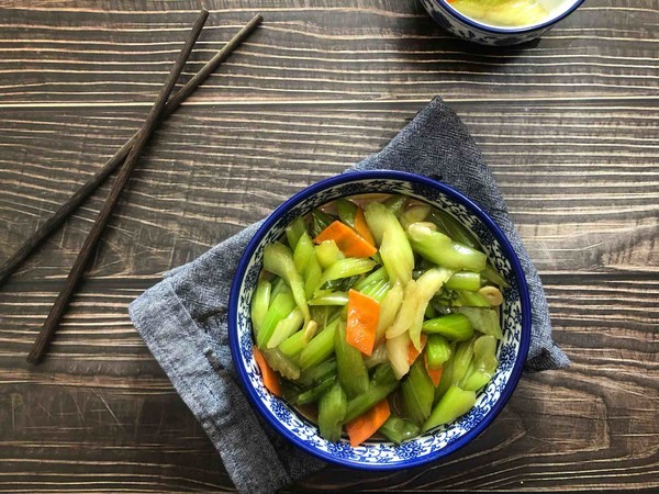 素炒芹菜的做法-家常味炒菜譜-易網(wǎng)健康養(yǎng)生網(wǎng) 素炒芹菜的做法-家常味炒菜譜