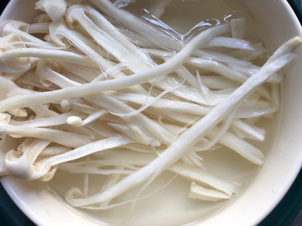 荷包蛋煮海鮮菇的做法-家常味煮菜譜-易網(wǎng)<a href=http://www.xllyou.com/ target=_blank class=infotextkey>健康養(yǎng)生</a>網(wǎng) 荷包蛋煮海鮮菇的做法-家常味煮菜譜