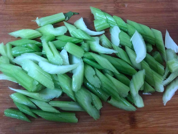 素炒芹菜的做法-家常味炒菜譜-易網(wǎng)健康養(yǎng)生網(wǎng) 素炒芹菜的做法-家常味炒菜譜