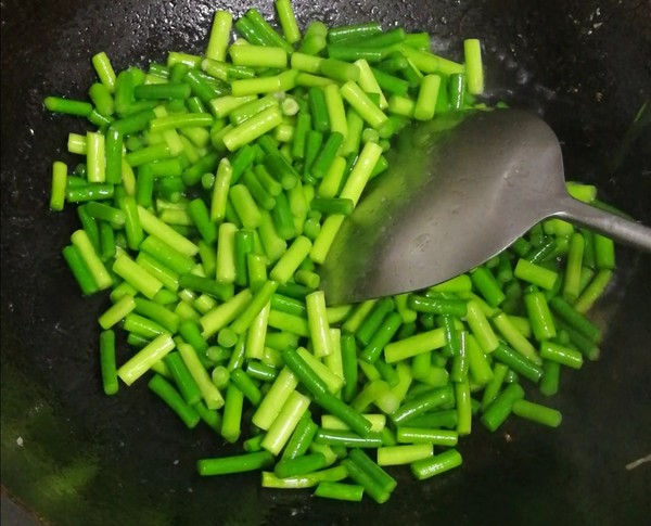 蒜苔炒肉的做法-家常味炒菜譜-易網健康養生網 蒜苔炒肉的做法-家常味炒菜譜