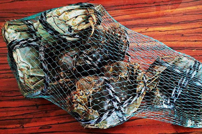 清蒸大閘蟹的做法-家常味蒸菜譜-易網<a href=http://www.xllyou.com/ target=_blank class=infotextkey>健康養(yǎng)生</a>網 清蒸大閘蟹的做法-家常味蒸菜譜