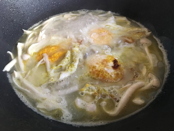 荷包蛋煮海鮮菇的做法-家常味煮菜譜-易網(wǎng)健康養(yǎng)生網(wǎng) 荷包蛋煮海鮮菇的做法-家常味煮菜譜