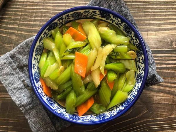 素炒芹菜的做法-家常味炒菜譜-易網(wǎng)健康養(yǎng)生網(wǎng) 素炒芹菜的做法-家常味炒菜譜