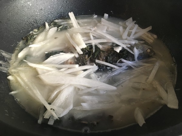 鯽魚白蘿卜絲湯的做法-家常味煮菜譜-易網健康養生網 鯽魚白蘿卜絲湯的做法-家常味煮菜譜