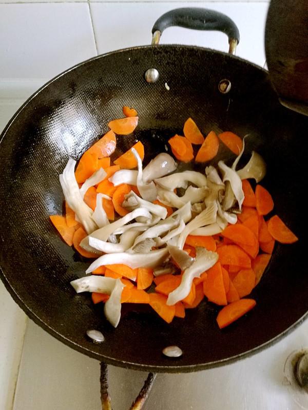 胡蘿卜炒雞蛋蘑菇的做法-咸鮮味炒菜譜-易網健康養生網 胡蘿卜炒雞蛋蘑菇的做法-咸鮮味炒菜譜