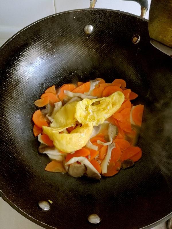 胡蘿卜炒雞蛋蘑菇的做法-咸鮮味炒菜譜-易網健康養生網 胡蘿卜炒雞蛋蘑菇的做法-咸鮮味炒菜譜