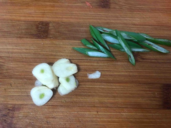 素炒芹菜的做法-家常味炒菜譜-易網(wǎng)<a href=http://www.xllyou.com/ target=_blank class=infotextkey>健康養(yǎng)生</a>網(wǎng) 素炒芹菜的做法-家常味炒菜譜