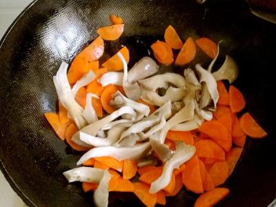 胡蘿卜炒雞蛋蘑菇的做法-咸鮮味炒菜譜